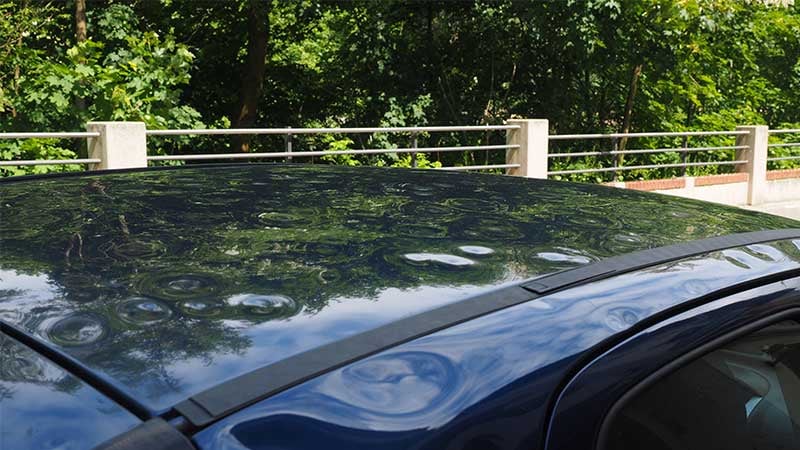 Autodach wurde vom Hagel zerbeult.