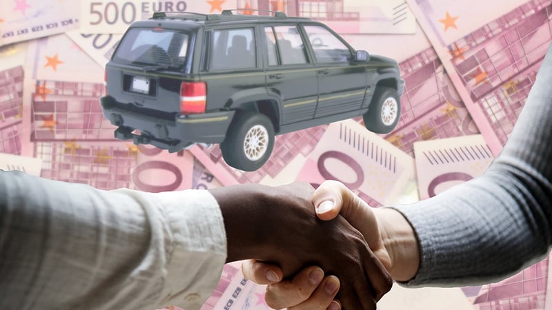 Zwei Personen schütteln die Hände, im Hintergrund ein Auto und Geldscheine