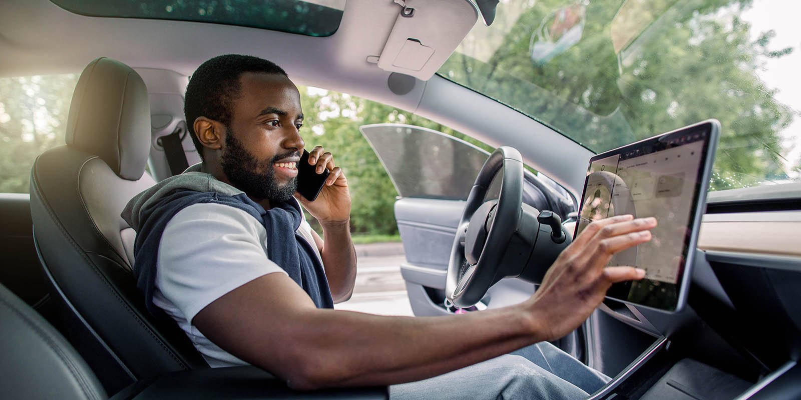 Mann sitzt am Steuer eines modernen Autos
