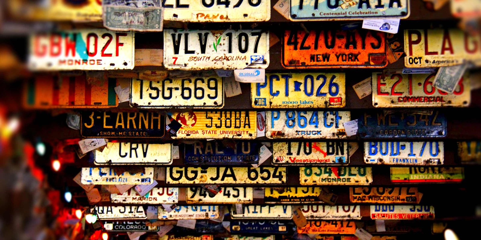 Eine beachtliche Sammlung von amerikanischen Nummerntafeln hängt von der Decke