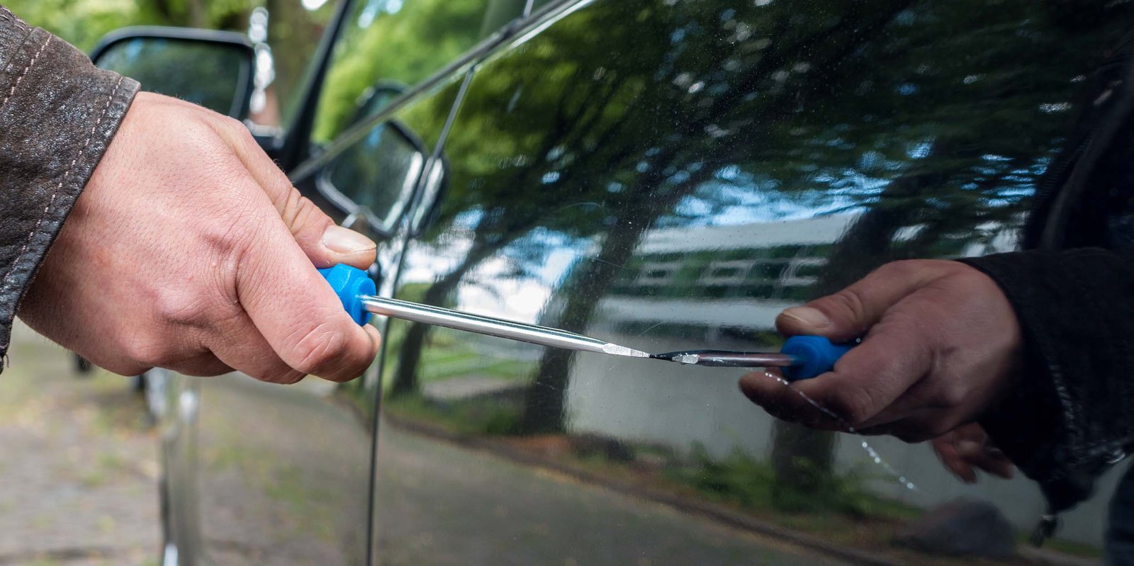 Auto wird mit Schraubenzieher zerkratzt