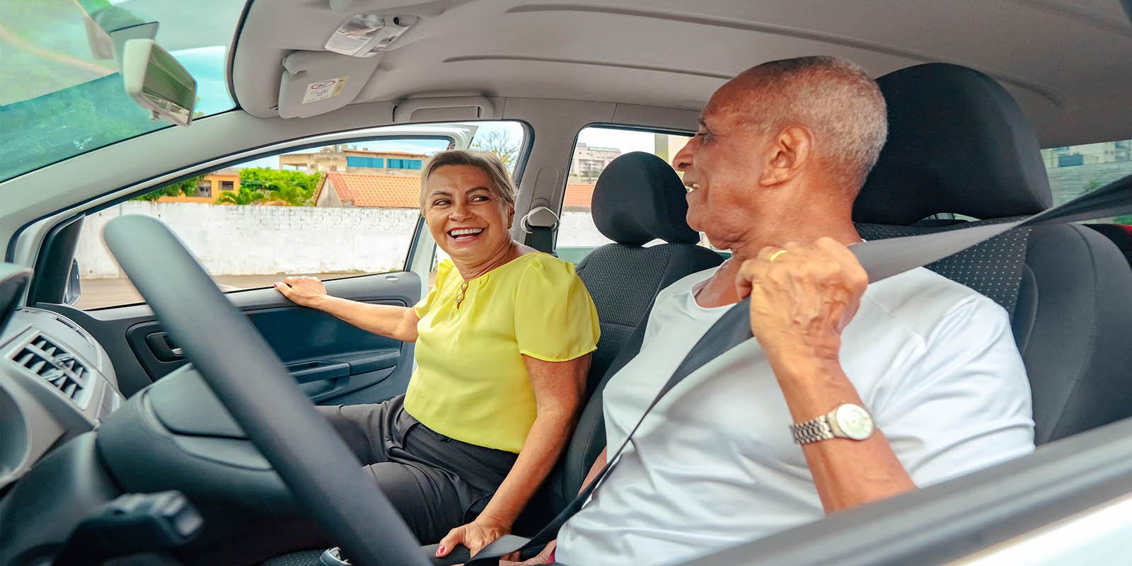 Älteres Paar schnallt sich im Auto an