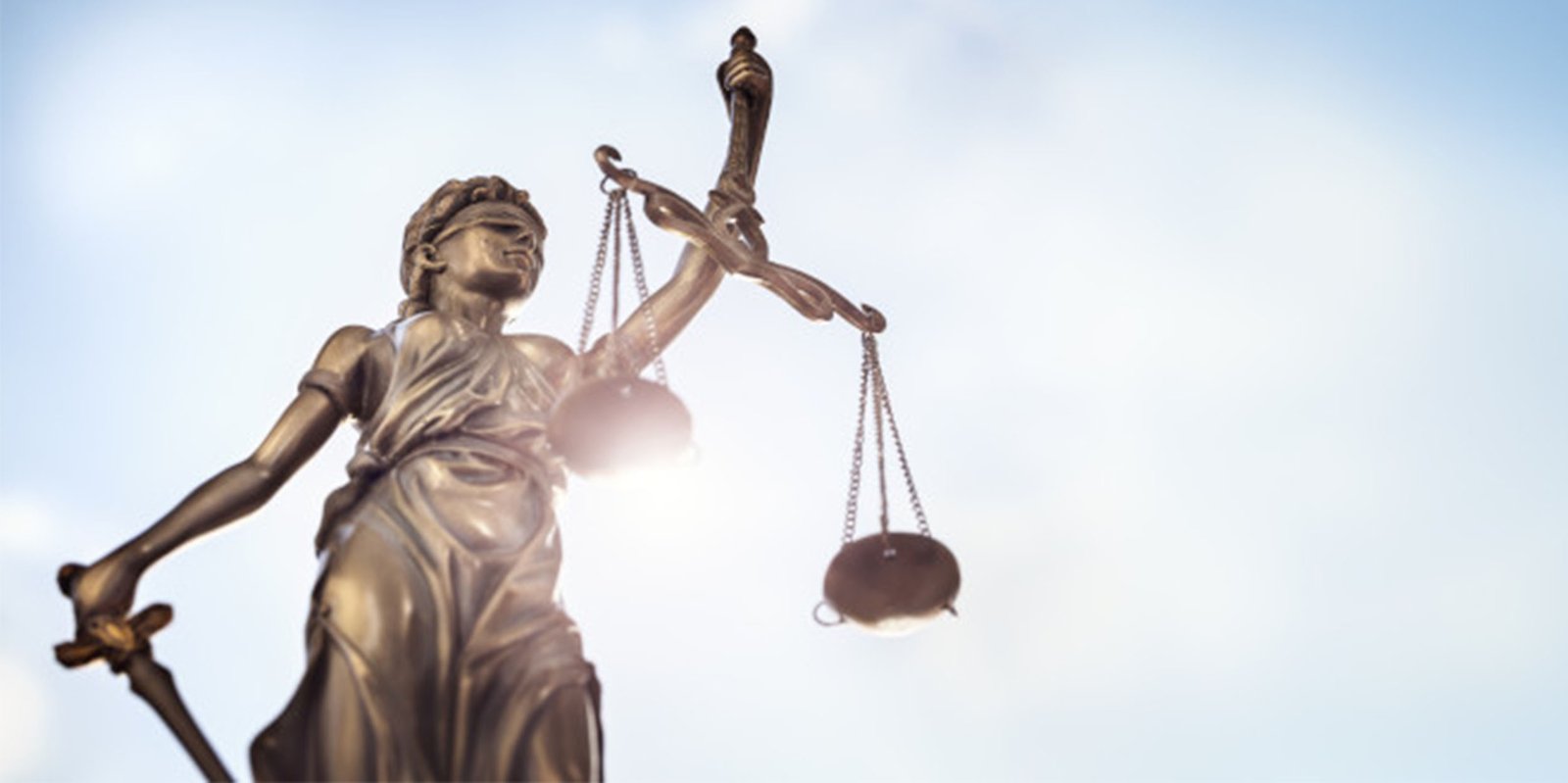 Statue der Justitia gegen den Himmel fotographiert