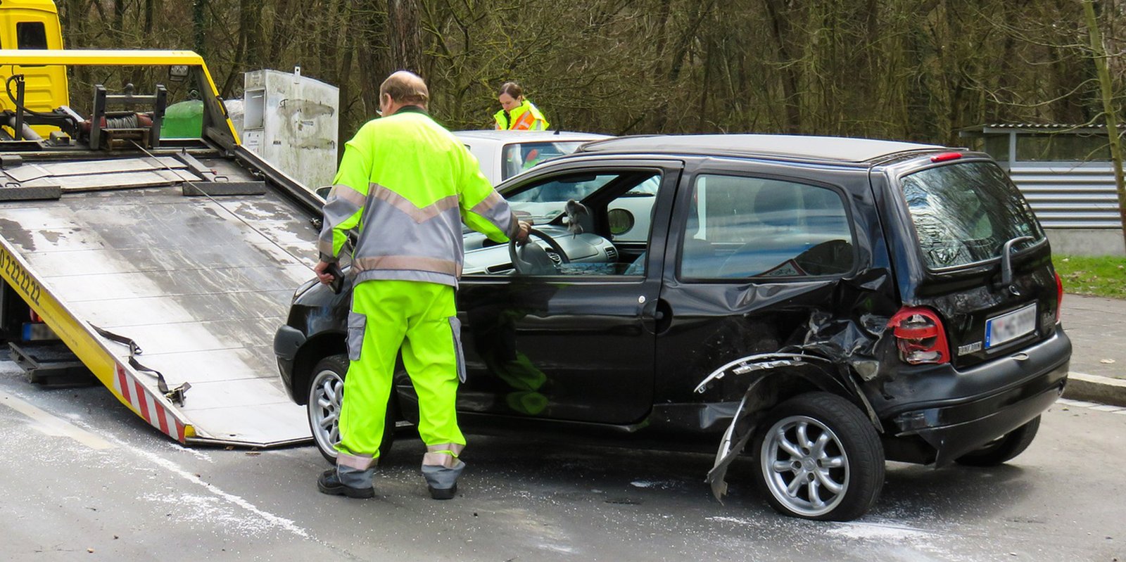 Ein kaputtes Auto wird auf den Abschleppwagen geladen