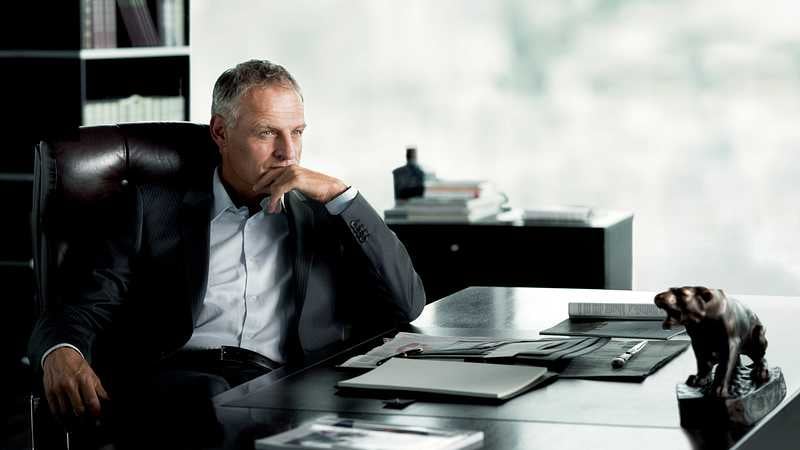 Ein älterer Mann sitzt am Schreibtisch