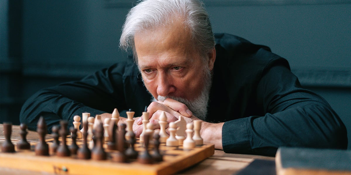 Alter Mann spielt Schach