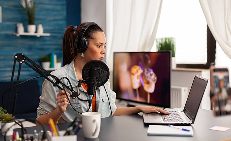 Eine Bloggerin nimmt eine neue Folge auf.