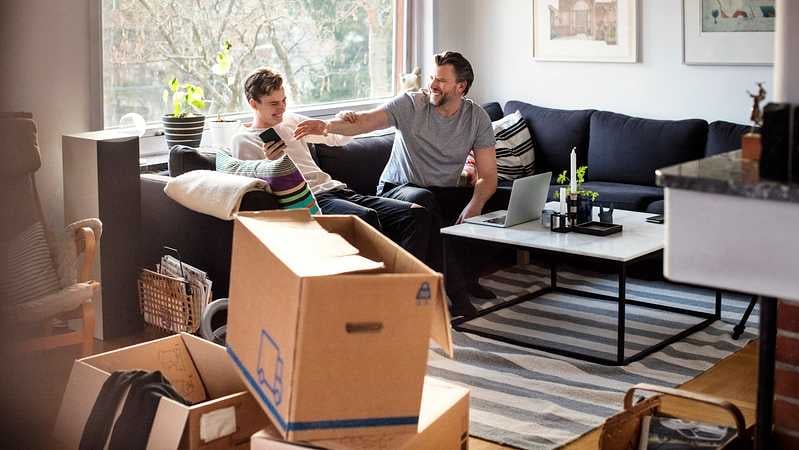 Umzugskistenisten werden ausgepackt 