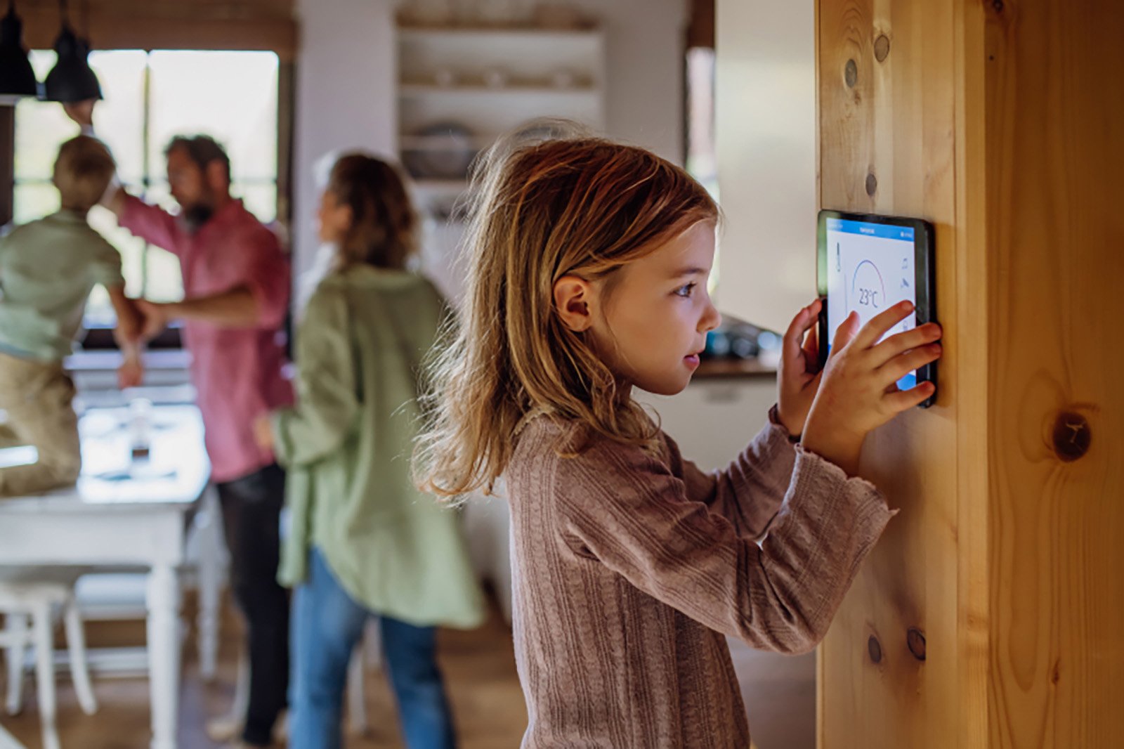 Kind regelt Temperatur mit Tablet im Smart Home