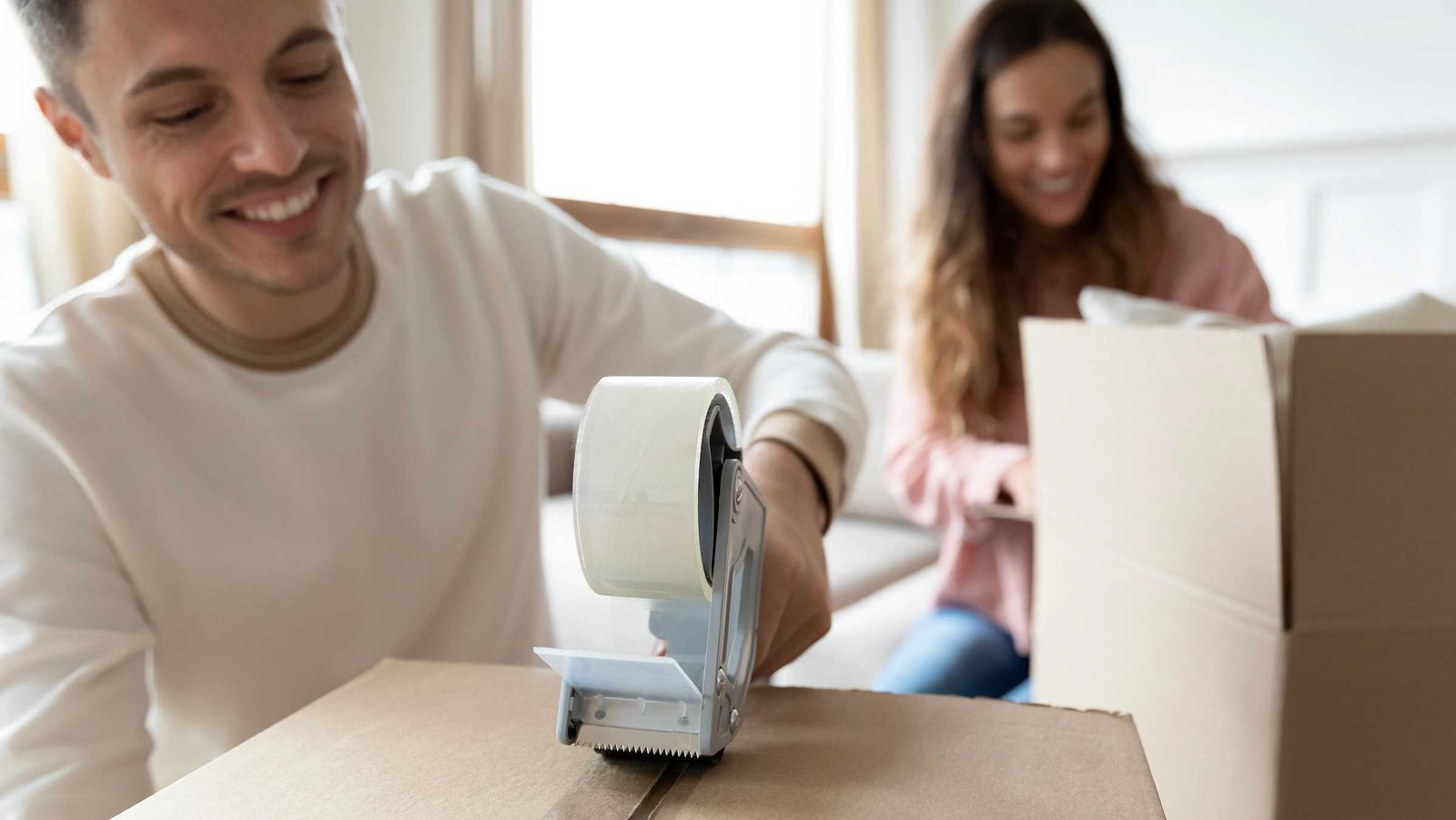 Umzugskartons werden mit Klebeband zugeklebt.