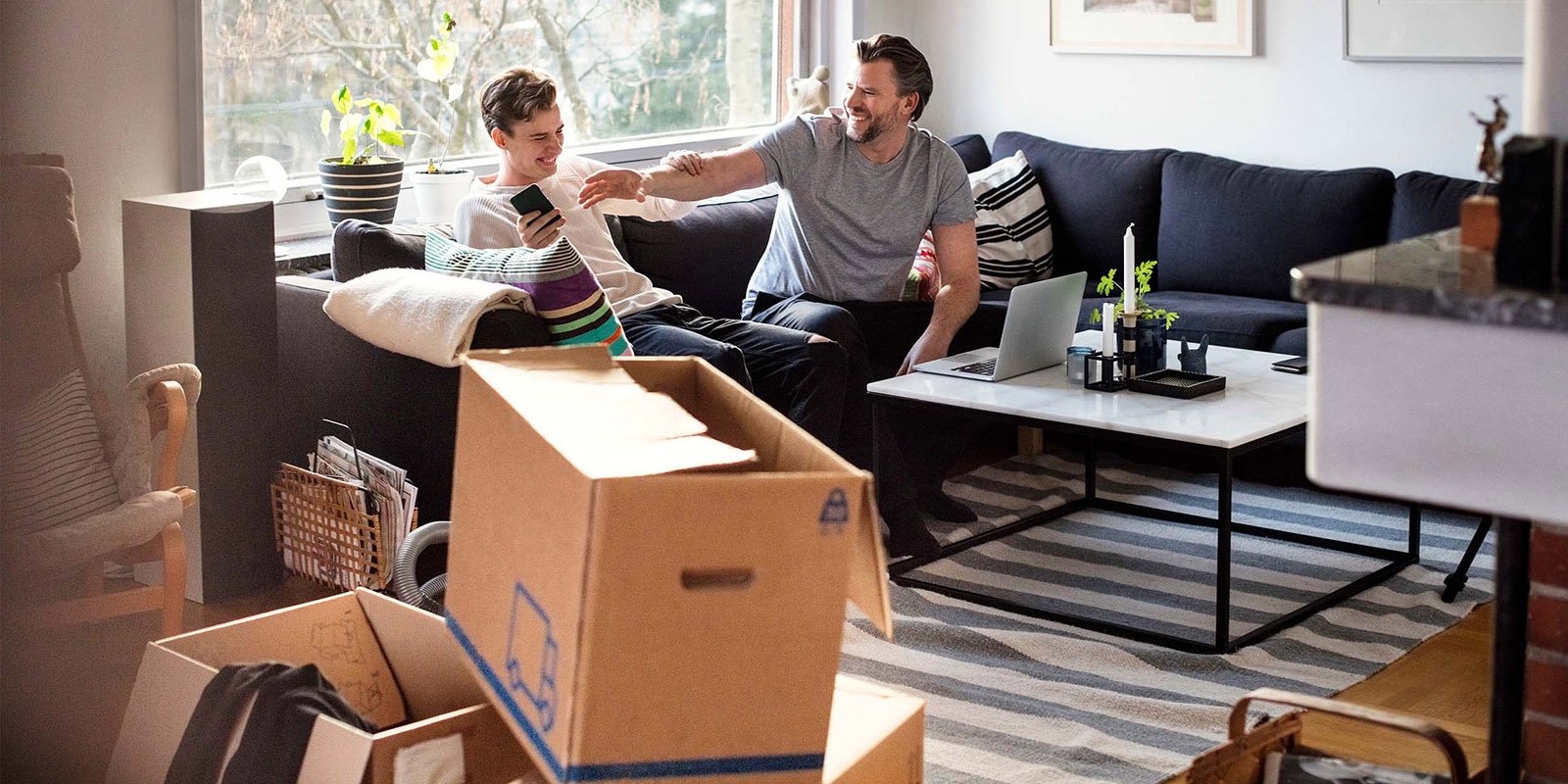 Zwei Personen ziehen in eine neue Wohnung ein