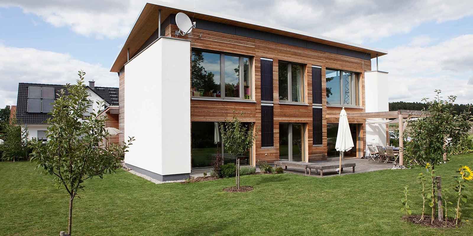 Neues Einfamilienhaus mit Garten