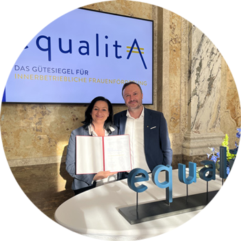 Michaela Hrubes und Rene Unger nehmen die Auszeichnung Equalita entgegen