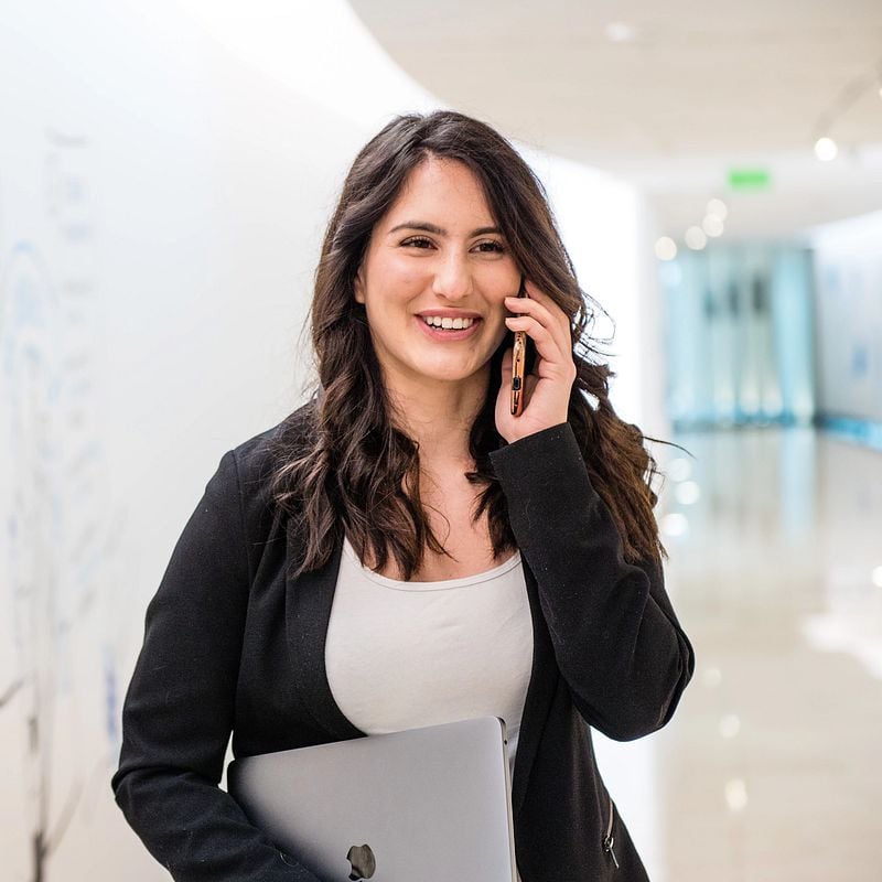 Mitarbeitern der Service Center GmbH telefoniert mit dem Smartphone