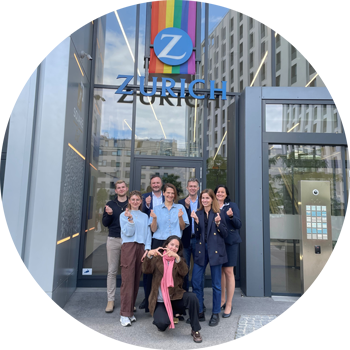 Zurich Mitarbeitende mit Regenbogenfahne - PrideZ