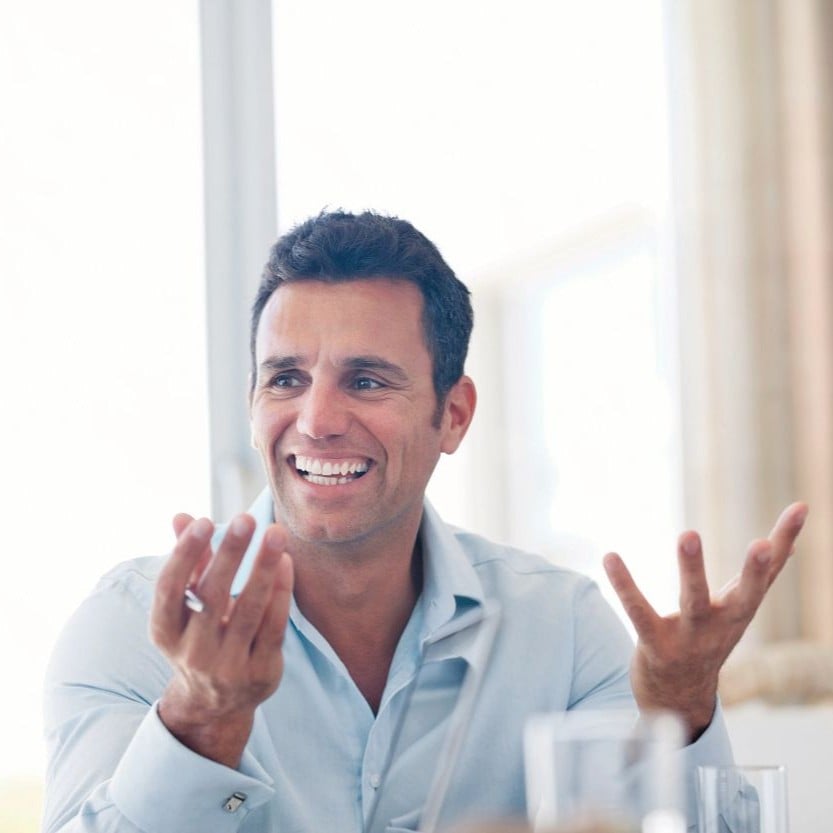 Zwei Männer diskutieren und lachen dabei | Zurich Privathaftpflichtversicherung