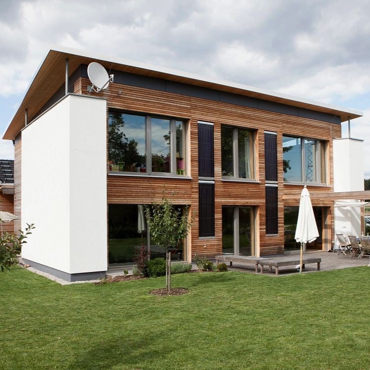 Modernes Einfamilienhaus mit Holzfassade steht in schöner Wohngegend | Zurich Eigenheimversicherung