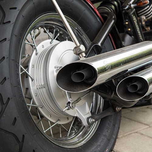 Motorradreifen mit Auspuff