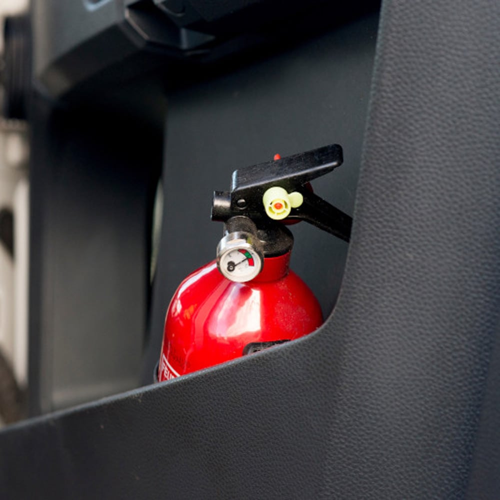 Feuerlöscher in der Autotür