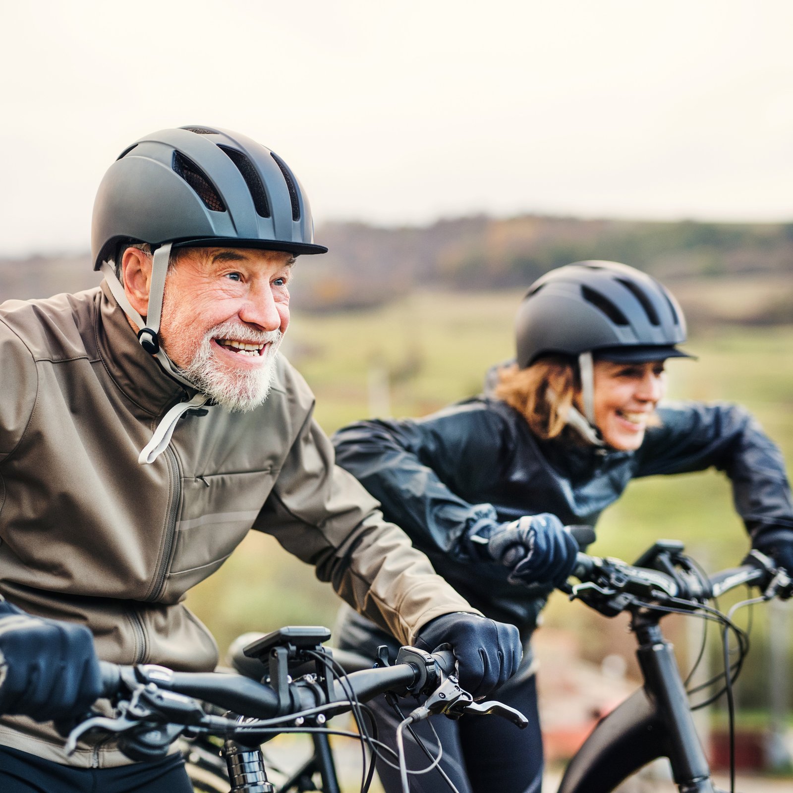 Älteres Pärchen macht mit E-Bikes eine Fahrradtour