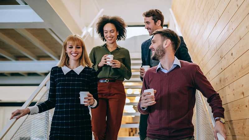 Angestellte haben sich einen Coffee to go geholt.