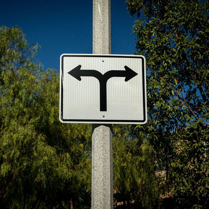 Straßenschild zeigt in zwei Richtungen
